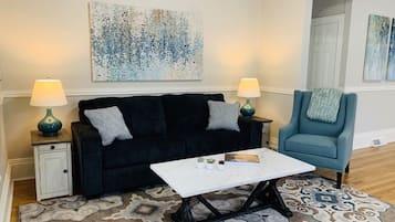 Leilighet, flere senger, terrasse, hageutsikt (1944 7th Ave - Upper) | Oppholdsområde | En 40-tommers TV med digitale kanaler