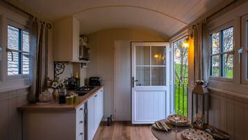 Refrigerador, tetera/pava eléctrica, utensilios de cocina