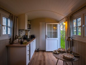 Fridge, electric kettle, cookware/dishes/utensils - The Pleasant Hut at Mountpleasant Farm (Ulverston)