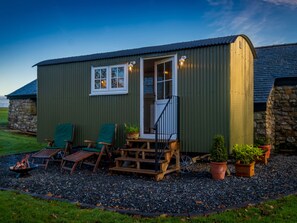 Terrace/patio - The Pleasant Hut at Mount Pleasant Farm (Ulverston)