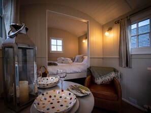 1 bedroom, individually decorated, individually furnished, free WiFi - The Pleasant Hut at Mount Pleasant Farm (Ulverston)