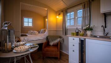 Refrigerador, tetera/pava eléctrica, utensilios de cocina