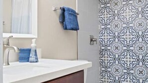 Studio (1 Bedroom) | Bathroom