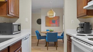 スタジオ (1 Bedroom) | 専用キッチン | 冷蔵庫、電子レンジ、オーブン、コンロ