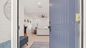 TV - Modern and Stylish Phoenix 3 Bdrm Vacation Home! (Phoenix)