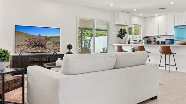 TV - Modern and Stylish Phoenix 3 Bdrm Vacation Home! (Phoenix)