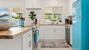 Fridge, microwave, oven, stovetop - Modern and Stylish Phoenix 3 Bdrm Vacation Home! (Phoenix)