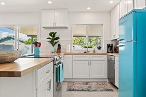 Kylskåp, mikrovågsugn, ugn och spishäll