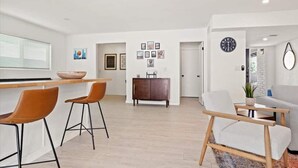 Interior - Modern and Stylish Phoenix 3 Bdrm Vacation Home! (Phoenix)