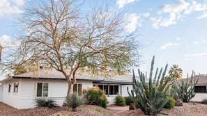 Exterior - Luxury Home on Windsor Near Old Town Heated Pool (Scottsdale)
