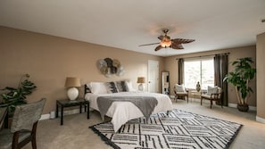 Studio (4 Bedrooms) | 4 bedrooms, bed sheets
