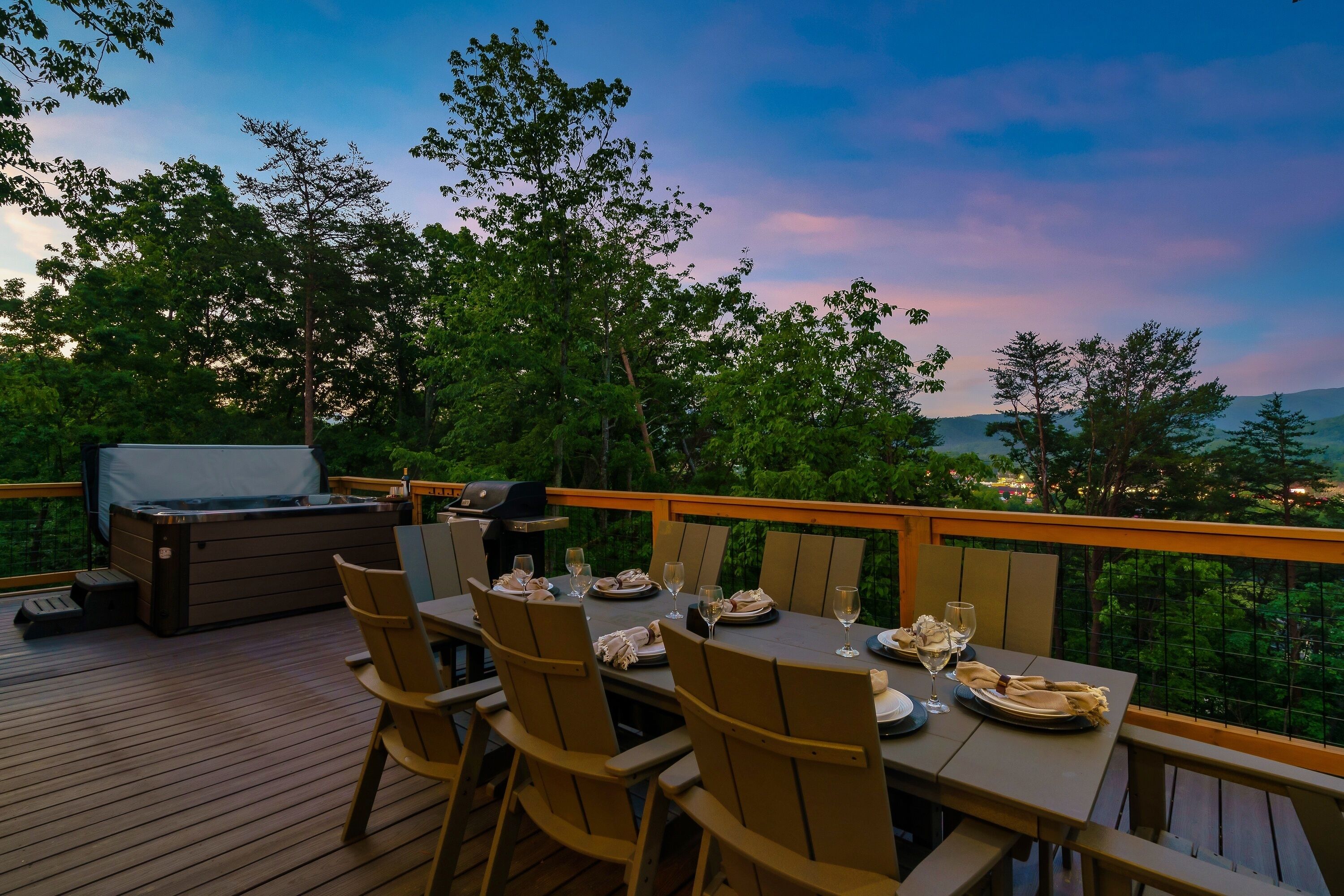 Une terrasse extérieure avec une table à manger pour quatre personnes, entourée de chaises en bois.