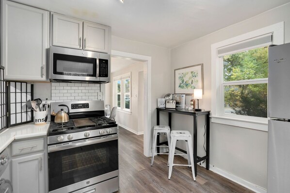 House, Multiple Beds, Patio, Garden View (417 Park St.) | Private kitchen | Fridge, microwave, oven, stovetop