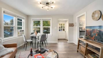 House, Multiple Beds, Patio, Garden View (417 Park St.) | Living area | 40-inch TV with digital channels