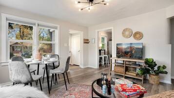 Hus, flere senger, terrasse, hageutsikt (417 Park St.) | Spiseområde