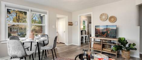 獨棟房屋, 多張床, 庭院, 花園景觀 (417 Park St.) | 用餐區