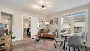 Huis, Meerdere bedden, terras, uitzicht op tuin (417 Park St.) | Dineren