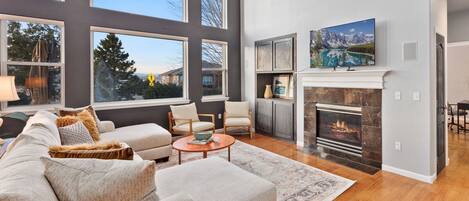 House, Multiple Beds, Patio, Garden View (4700 Valley Oak Drive) | Living area