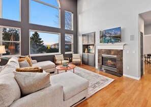 獨棟房屋, 多張床, 庭院, 花園景觀 (4700 Valley Oak Drive) | 起居區 | 40-吋電視、數位頻道、壁爐