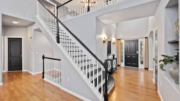 Casa, varias camas, patio, vista al jardín (4700 Valley Oak Drive) | Interior