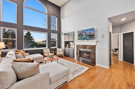 House, Multiple Beds, Patio, Garden View (4700 Valley Oak Drive) | Living area | 40-inch TV with digital channels, fireplace
