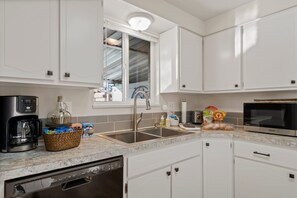 Ferienhaus, Mehrere Betten, Whirlpool, Gartenblick (420 W. 43rd St Loveland) | Eigene Küche | Kühlschrank, Mikrowelle, Ofen, Herdplatte