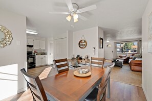 獨棟房屋, 多張床, 熱水浴缸, 花園景觀 (420 W. 43rd St Loveland) | 用餐區