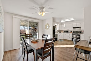 Casa, várias camas, banheira de imersão, vista para o jardim (420 W. 43rd St Loveland) | Opções para refeição