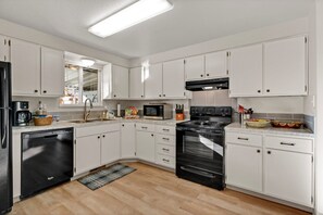 獨棟房屋, 多張床, 熱水浴缸, 花園景觀 (420 W. 43rd St Loveland) | 私人廚房 | 電冰箱、微波爐、烤箱、爐台