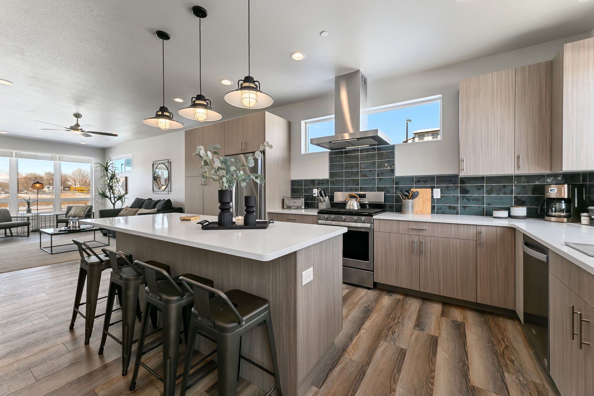 Maison, plusieurs lits, patio, vue jardin (938 Jerome St. (Unit 3)) | Cuisine privée | Réfrigérateur, micro-ondes, four, plaque de cuisson