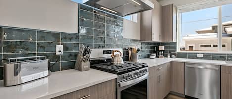 Casa, varias camas, patio, vista al jardín (938 Jerome St. (Unit 3)) | Cocina privada | Refrigerador, microondas, horno y parrilla de estufa