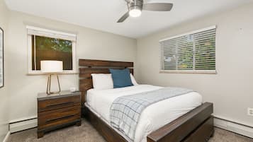 Leilighet, flere senger, terrasse, hageutsikt (220 Peterson St Unit 4) | 2 soverom, individuelt dekorert og individuelt innredet