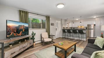 Kondominium, Beberapa Tempat Tidur, patio, pemandangan kebun (220 Peterson St Unit 4) | Area keluarga | Televisi layar datar 50-inci dengan saluran TV digital