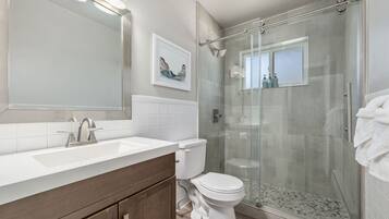 Condo, Multiple Beds, Patio, Garden View (220 Peterson St Unit 4) | Bathroom | Towels