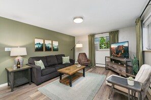 Condo, nhiều giường, sân hiên, quang cảnh vườn (220 Peterson St Unit 4) | Khu phòng khách | TV màn hình phẳng 50-inch có truyền hình kỹ thuật số