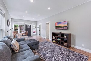 House, Multiple Beds, Kitchen, Garden View (443 E 10th St. Loveland) | Living area | 40-inch TV with digital channels