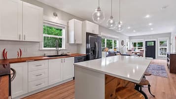Casa, varias camas, cocina, vista al jardín (443 E 10th St. Loveland) | Cocina privada | Refrigerador, microondas, horno y parrilla de estufa