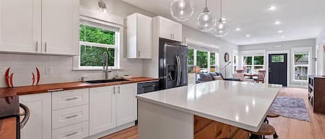 Maison, Plusieurs lits, cuisine, vue sur le jardin (443 E 10th St. Loveland) | Cuisine privée | Réfrigérateur, four à micro-ondes, un four, surface de cuisson