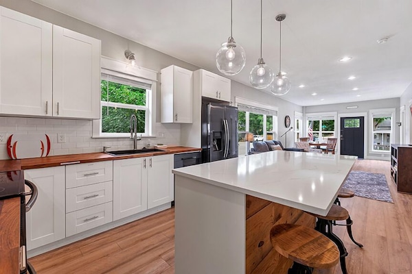 House, Multiple Beds, Kitchen, Garden View (443 E 10th St. Loveland) | Private kitchen | Coffee/tea maker, fridge, microwave, oven