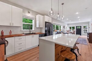 House, Multiple Beds, Kitchen, Garden View (443 E 10th St. Loveland) | Private kitchen | Fridge, microwave, oven, stovetop