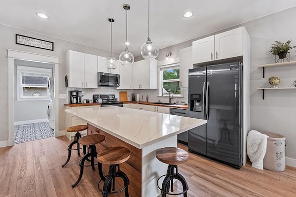 House, Multiple Beds, Kitchen, Garden View (443 E 10th St. Loveland) | Private kitchen | Fridge, microwave, oven, stovetop