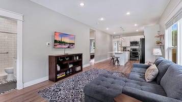Casa, varias camas, cocina, vista al jardín (443 E 10th St. Loveland) | Área de sala de estar | Televisión de 40 pulgadas con canales digitales