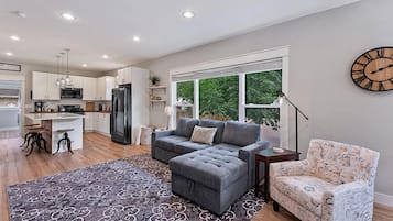Casa, varias camas, cocina, vista al jardín (443 E 10th St. Loveland) | Área de sala de estar | Televisión de 40 pulgadas con canales digitales
