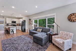 House, Multiple Beds, Kitchen, Garden View (443 E 10th St. Loveland) | Living area | 40-inch TV with digital channels