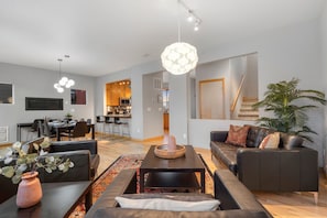 House, Multiple Beds, Hot Tub, Garden View (369 Osiander St) | Living area