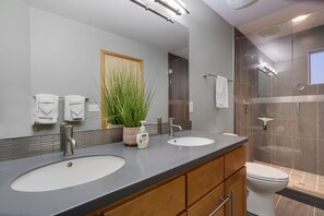 Huis, Meerdere bedden, bubbelbad, uitzicht op tuin (369 Osiander St) | Badkamer | Designer toiletartikelen, handdoeken, toiletpapier