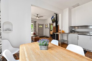 Kühlschrank, Wasserkocher mit Kaffee-/Teezubehör