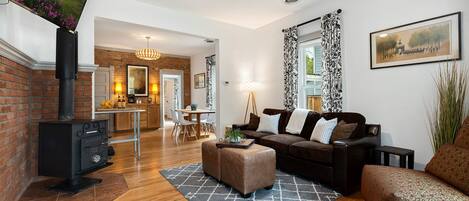 Casa, várias camas, varanda, vista para o jardim (522 W. Magnolia St.) | Área de estar | TV 40 polegadas com canais digitais