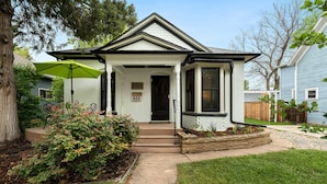A single-story house with a front porch, a mailbox, and a green umbrella. - Lola House! Cozy Comfort, Prime Old Town Location (Fort Collins)