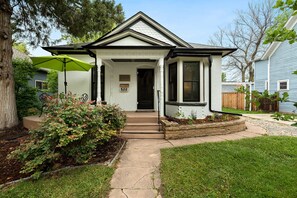 Exterior - Lola House! Cozy Comfort, Prime Old Town Location (Fort Collins)
